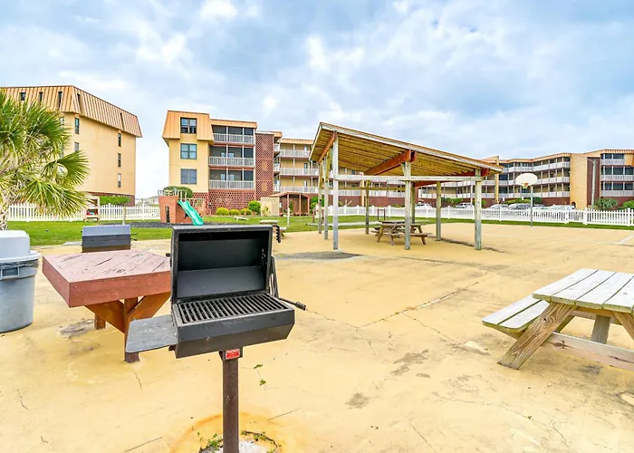 Airy Oceanfront Condo: Beach Views & Pool Access!