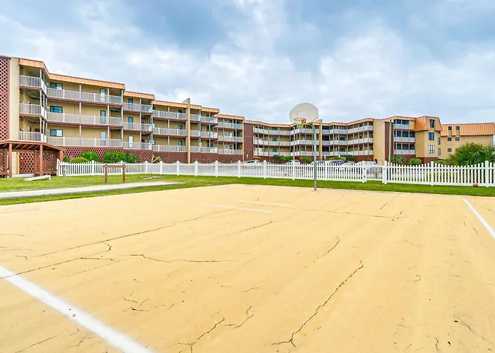 Airy Oceanfront Condo: Beach Views & Pool Access!
