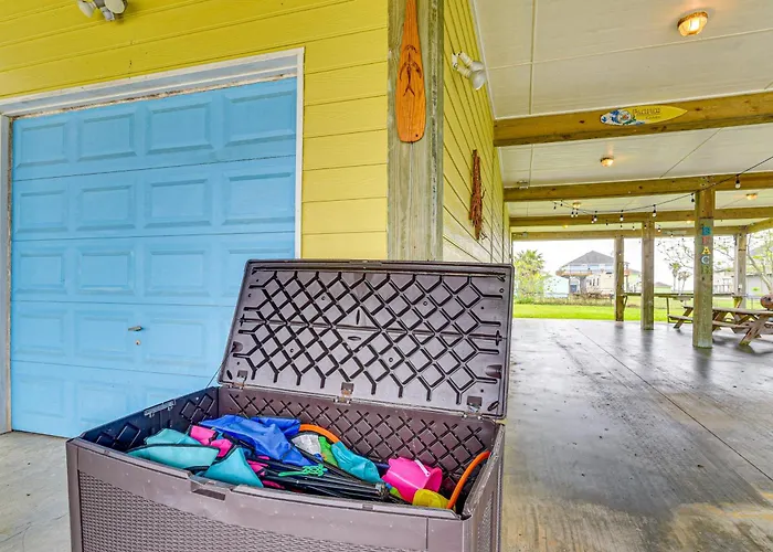 Walk To Shore: Crystal Beach Family Home W/ Deck!