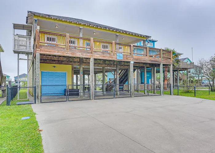 Walk To Shore: Crystal Beach Family Home W/ Deck!