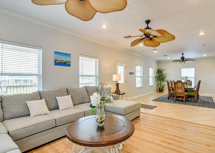 Walk To Shore: Crystal Beach Family Home W/ Deck!