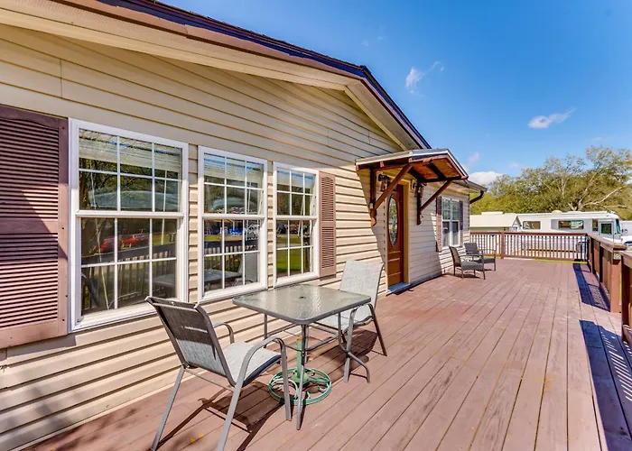 Fire Pit & On-Site Fishing! Pensacola Family Home