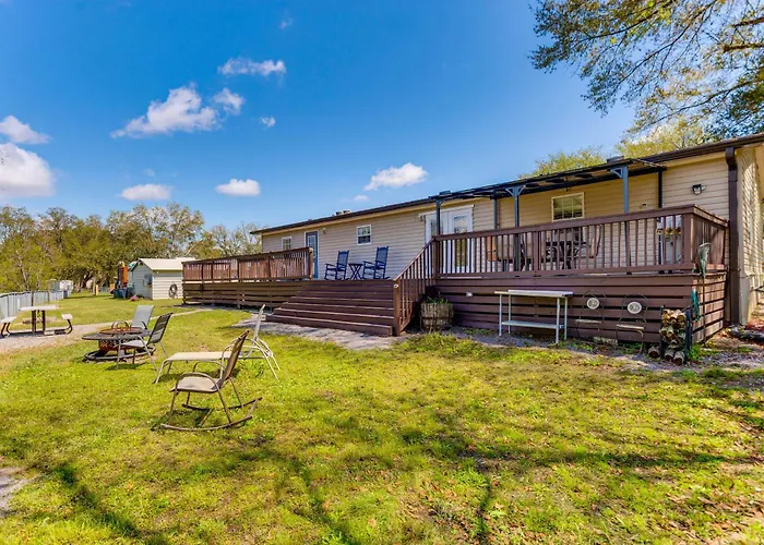 Fire Pit & On-Site Fishing! Pensacola Family Home