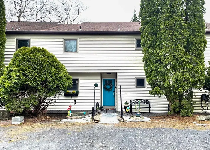 Mtn-View Gem W/ Deck & Hot Tub In Tannersville