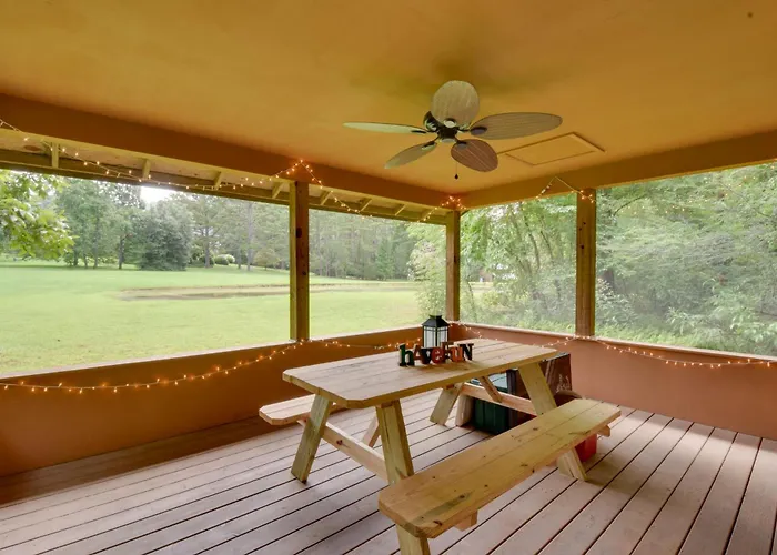 Grand Murphy Cabin W/ Fire Pit & Game Room!