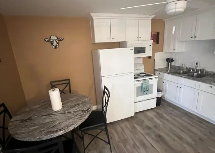 #2 Bedroom Cozy Suite, 1 Min Walk To The Beach #