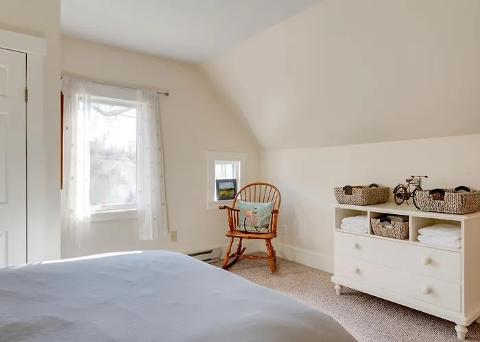 Walk To Village! Family-Friendly Gem In East Burke