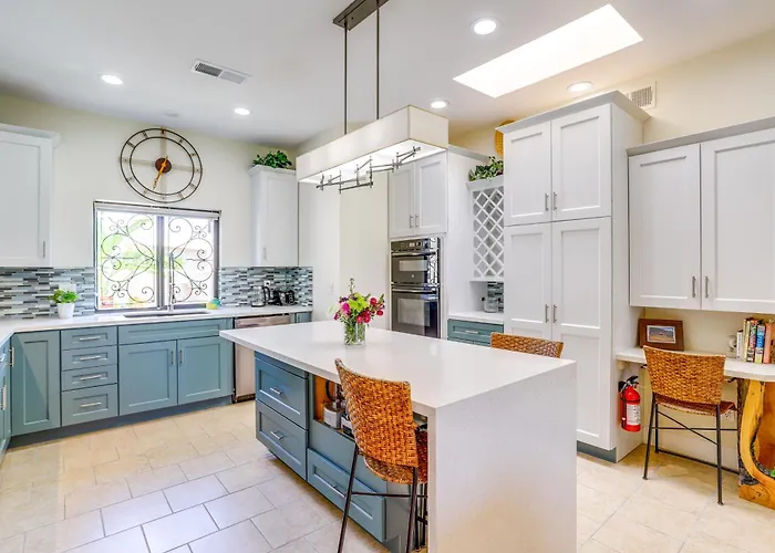 Resort Pools + Golf: Palm Springs Condo!