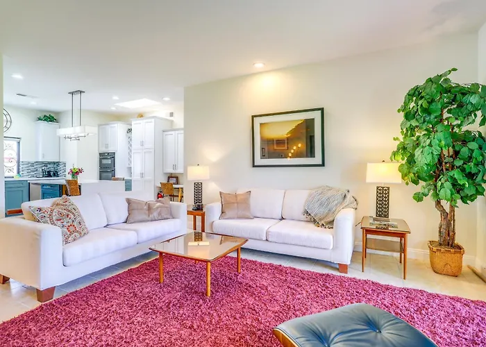 Resort Pools + Golf: Palm Springs Condo!