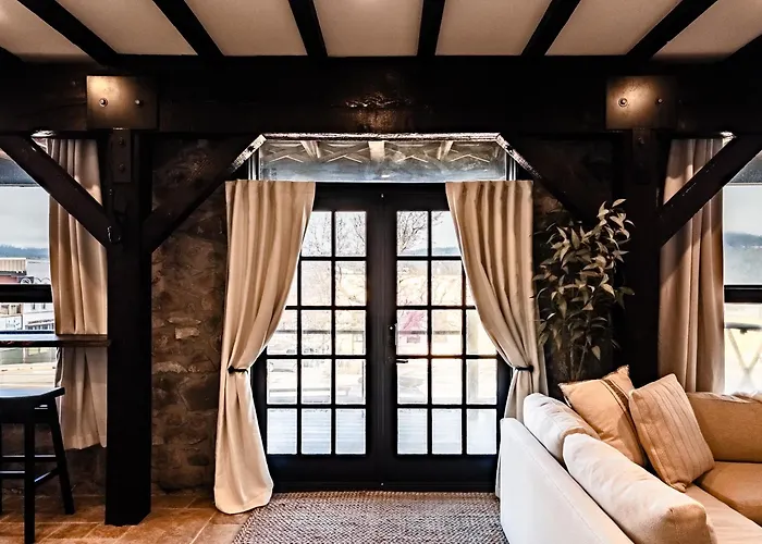 Horsefeathers Hotel