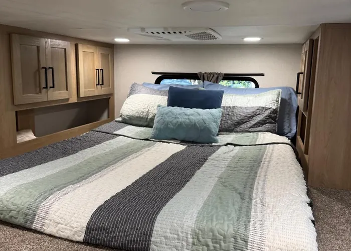 Spacious Four Room Glamping Rv With Tiki Bar Including Golf Cart