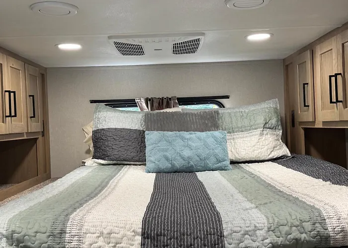Spacious Four Room Glamping Rv With Tiki Bar Including Golf Cart