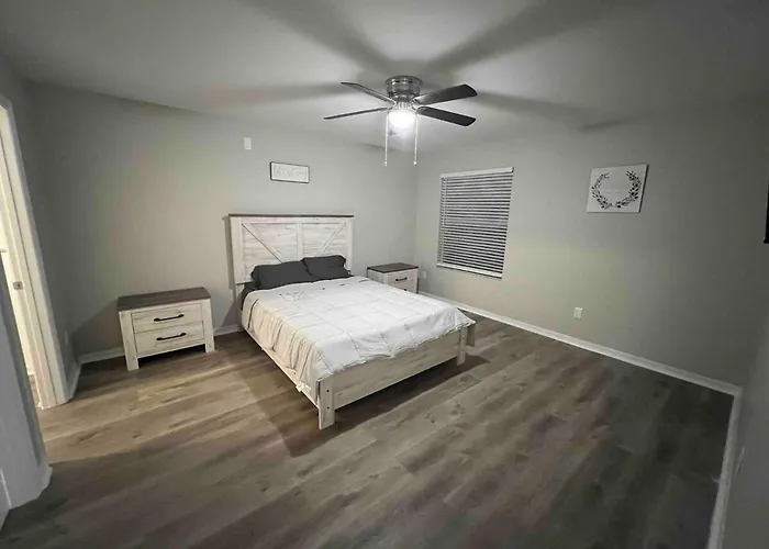 Get Cozy In This Renovated Home By The Villages