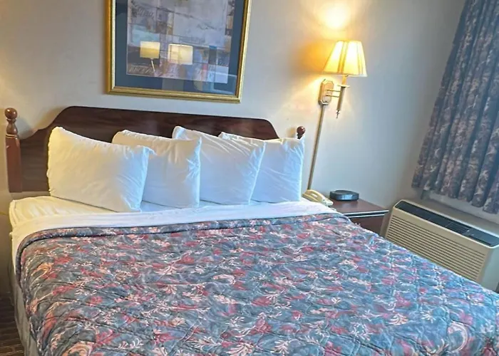 Napoleon Inn And Suites