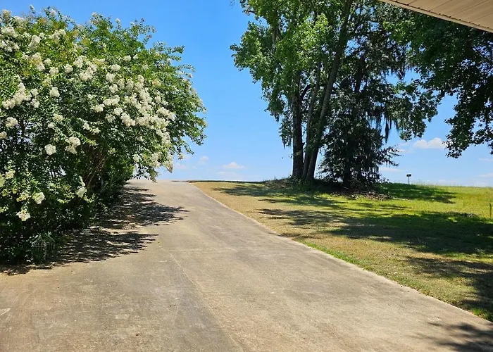 Waterfront Paradise Kayaks & Private Boat Ramp