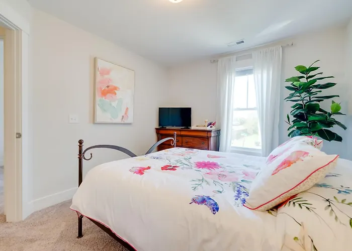 Modern Family Home In Hampstead W/ Patio & Grill!