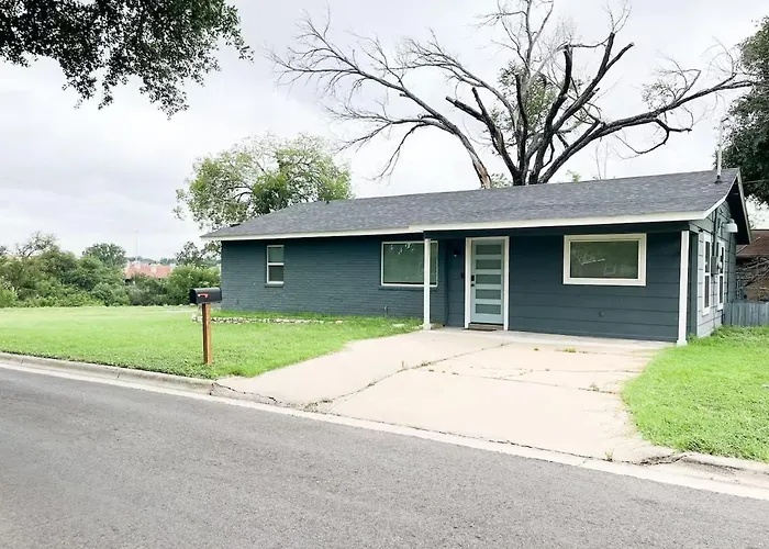 Remodeled 4Br 2Ba Steps From Georgetown Square