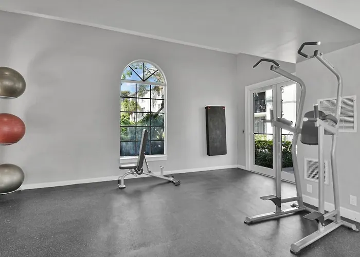 Lux 2-Br Pet-Friendly Retreat In Deerfield Beach