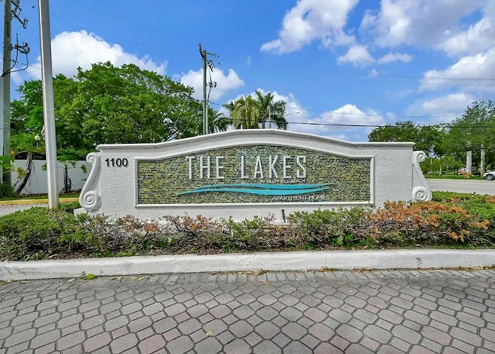 Elegant Deerfield Retreat Pool Free Parking