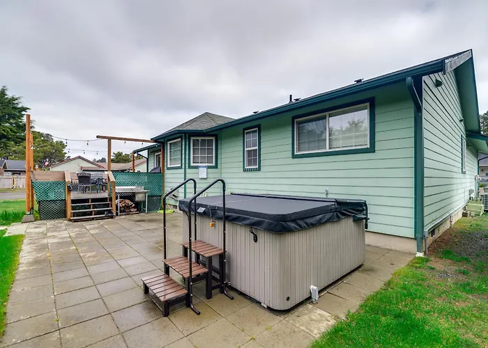 Pet-Friendly Westport Vacation Rental W/ Hot Tub!