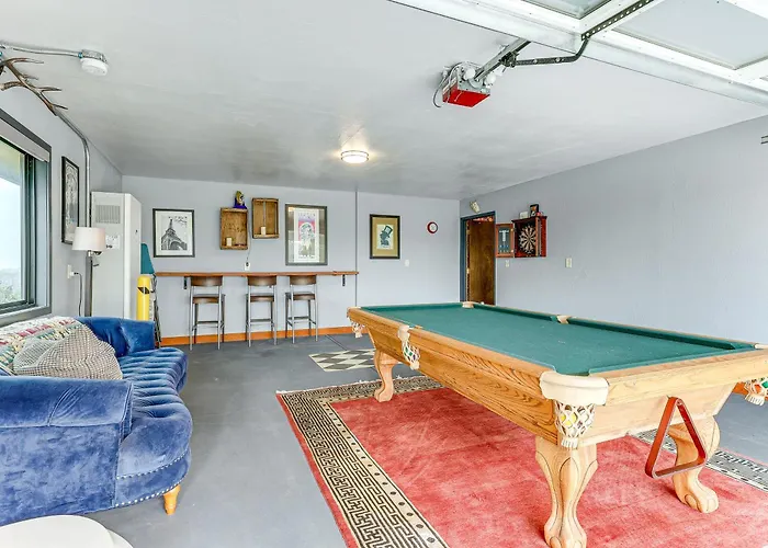 Private Pool & Large Deck: Modern Cotati Villa!