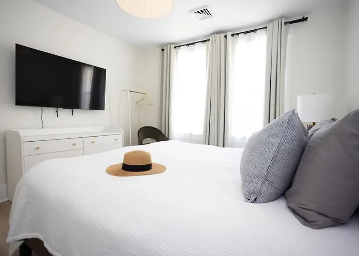Fully Renovated 3Bdr Apt 1.5 Block From The Beach