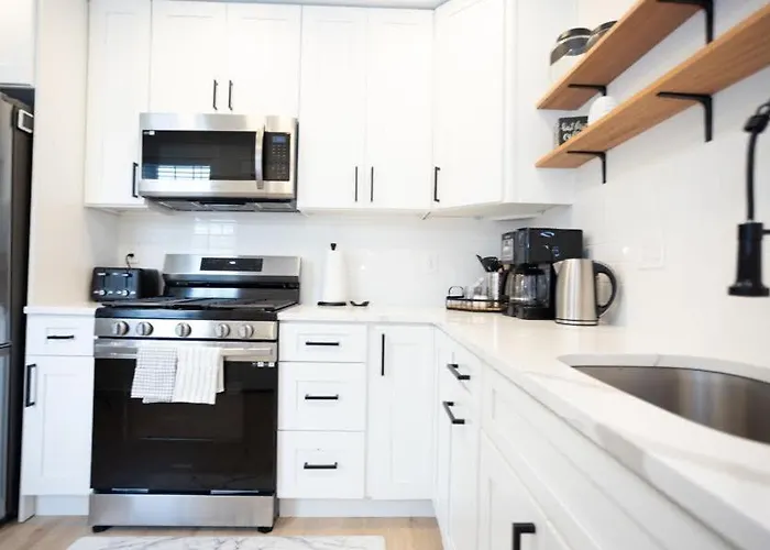 Fully Renovated 3Bdr Apt 1.5 Block From The Beach
