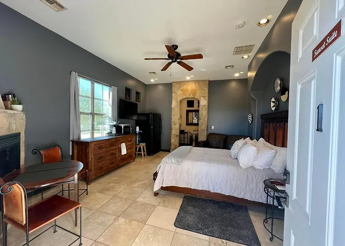 Sunset Suite - Cave Creek Guest Suites