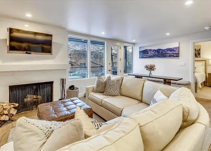Stunning Ski In-Ski Out Condo With Pool & Hot Tub