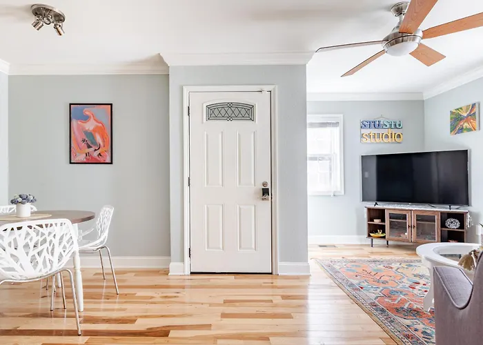 Pet Friendly - Cozy Nut Shell