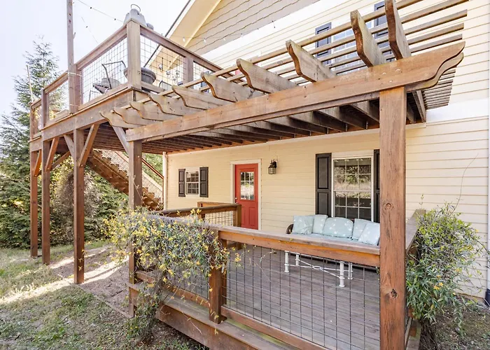 Pet Friendly - Cozy Nut Shell