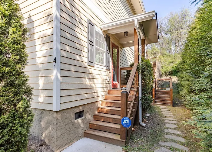 Pet Friendly - Cozy Nut Shell