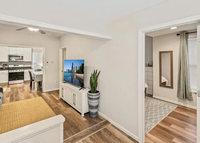 Beautiful Updated Home Near Great Lakes Naval Base