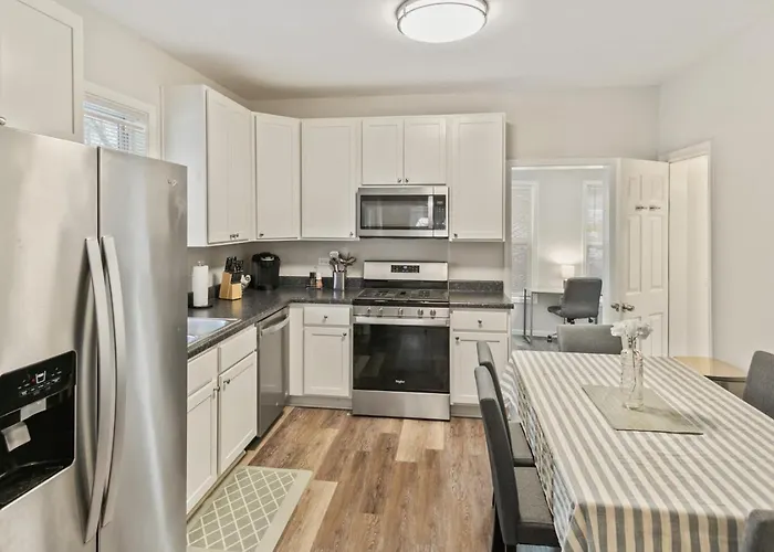 Beautiful Updated Home Near Great Lakes Naval Base