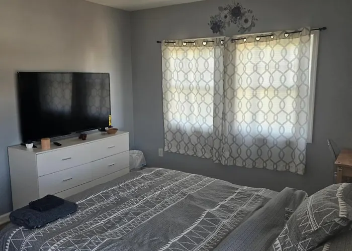 Lg Cozy Room, Shared Bathroom