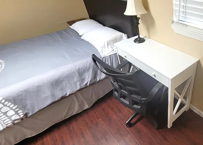 Narvaez Bright & Spacious - Private Room, Bathroom, Entrance Near Light Rail