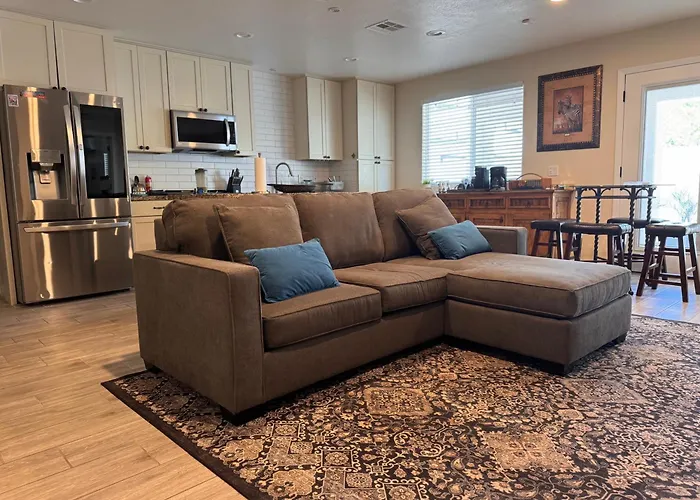4-Bedroom House In Gilbert - Remodeled Retreat