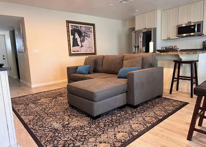 4-Bedroom House In Gilbert - Remodeled Retreat