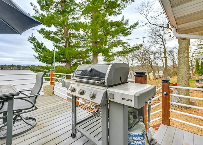 Dock, Deck & View: Lakefront Chippewa Falls Studio