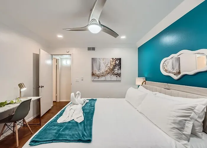 Your Stylish King Suite Getaway - Sleeps 4 - Pool, Prkg