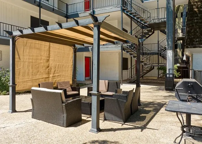 Your Stylish King Suite Getaway - Sleeps 4 - Pool, Prkg