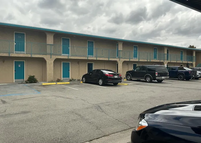 Crzy 8 Motel