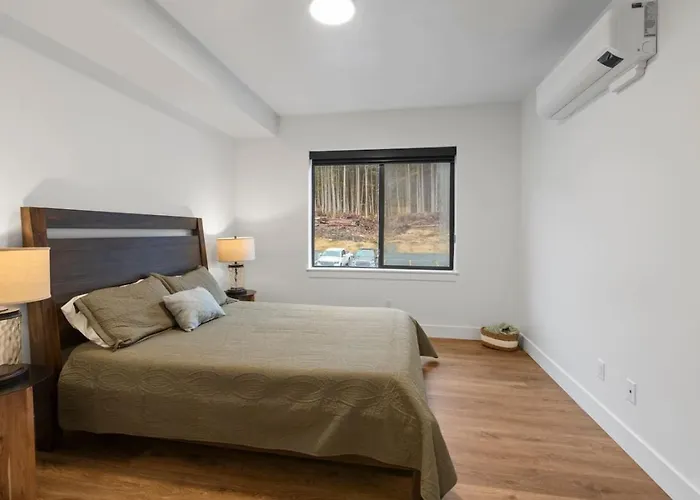 Modern Condo With Incredible Mountain Backdrop 207