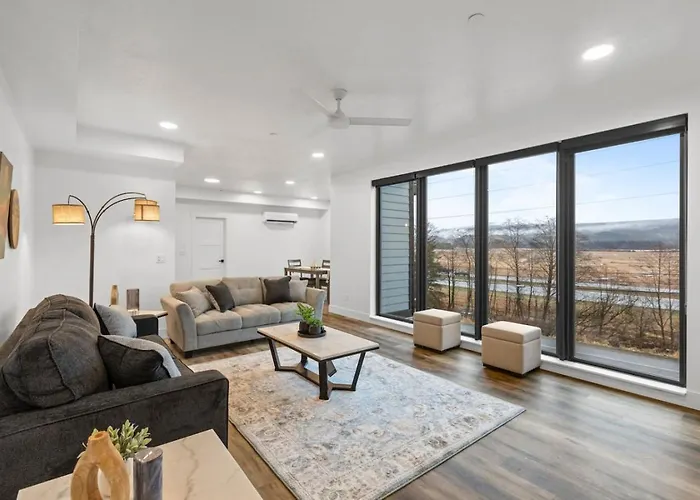 Stunning Waterfront Condo Breathtaking Views 202