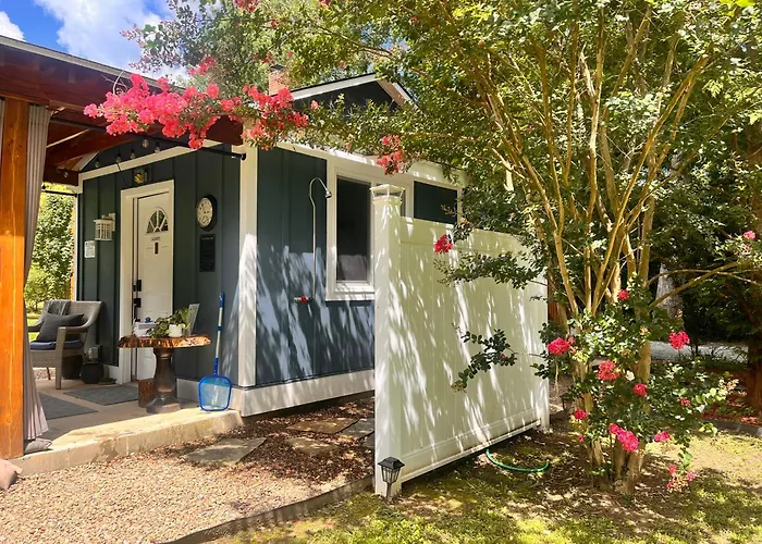 Modern & Cozy On Private Lane, Minutes To Airport