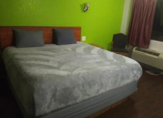 King Bed Hotel Studio 139