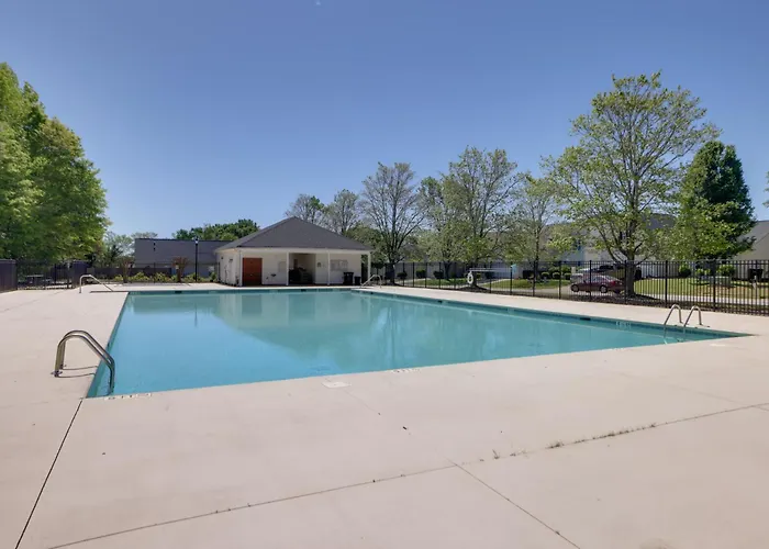 Mini Putting Green & Fire Pit: Simpsonville Gem