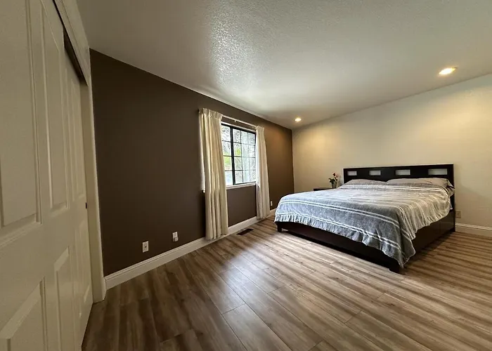 4300 Sq Ft Bay Escape, Near Beach, Golf And Trails