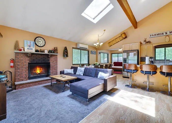 Secluded Cabin, Jacuzzi, Pool Table, King Bed & Fire Pit