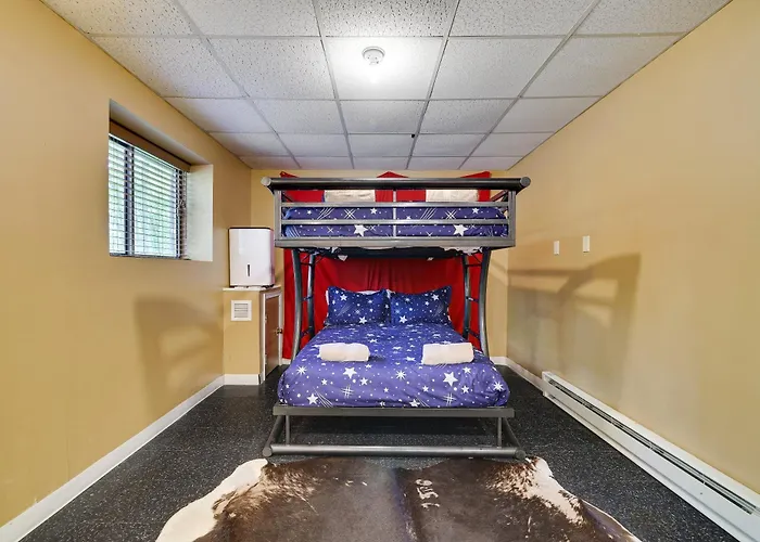 Secluded Cabin, Jacuzzi, Pool Table, King Bed & Fire Pit